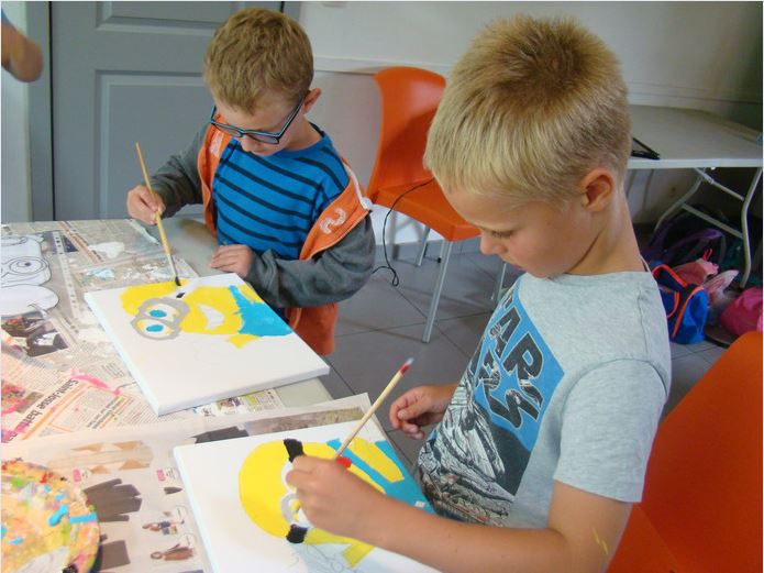 Deux enfants réalisant un bricolage manuel en duo