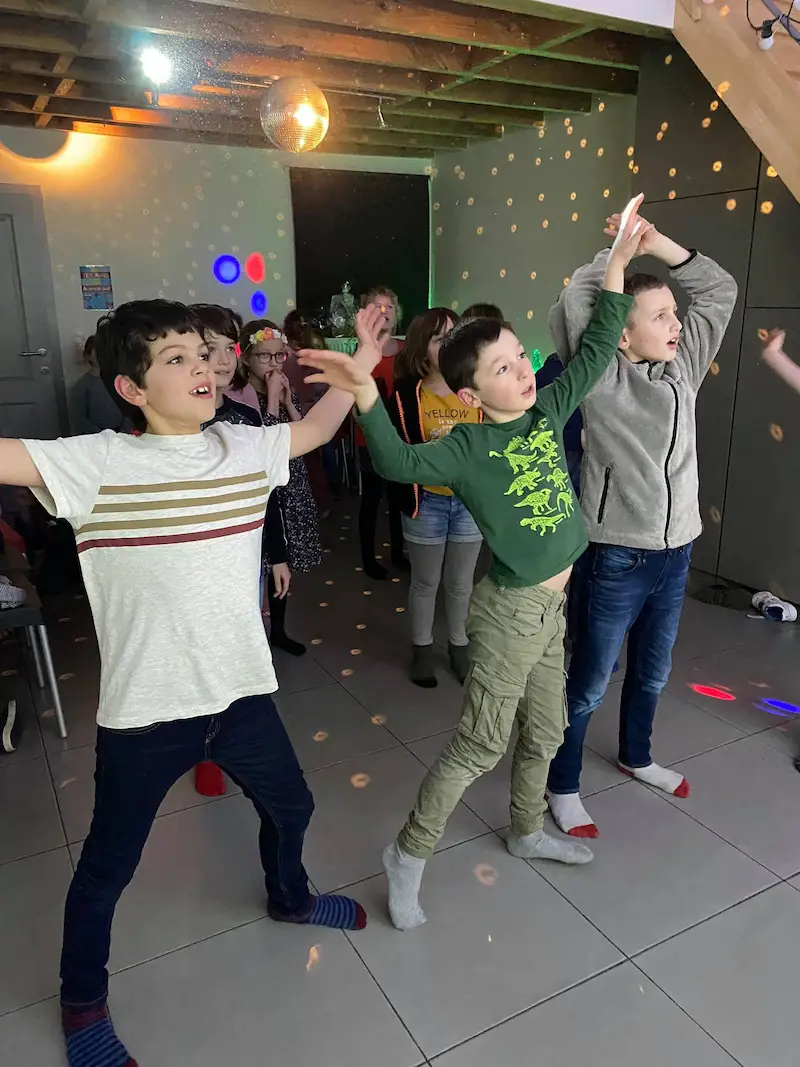 Enfants qui dansent pendant l'animation Just Dance
