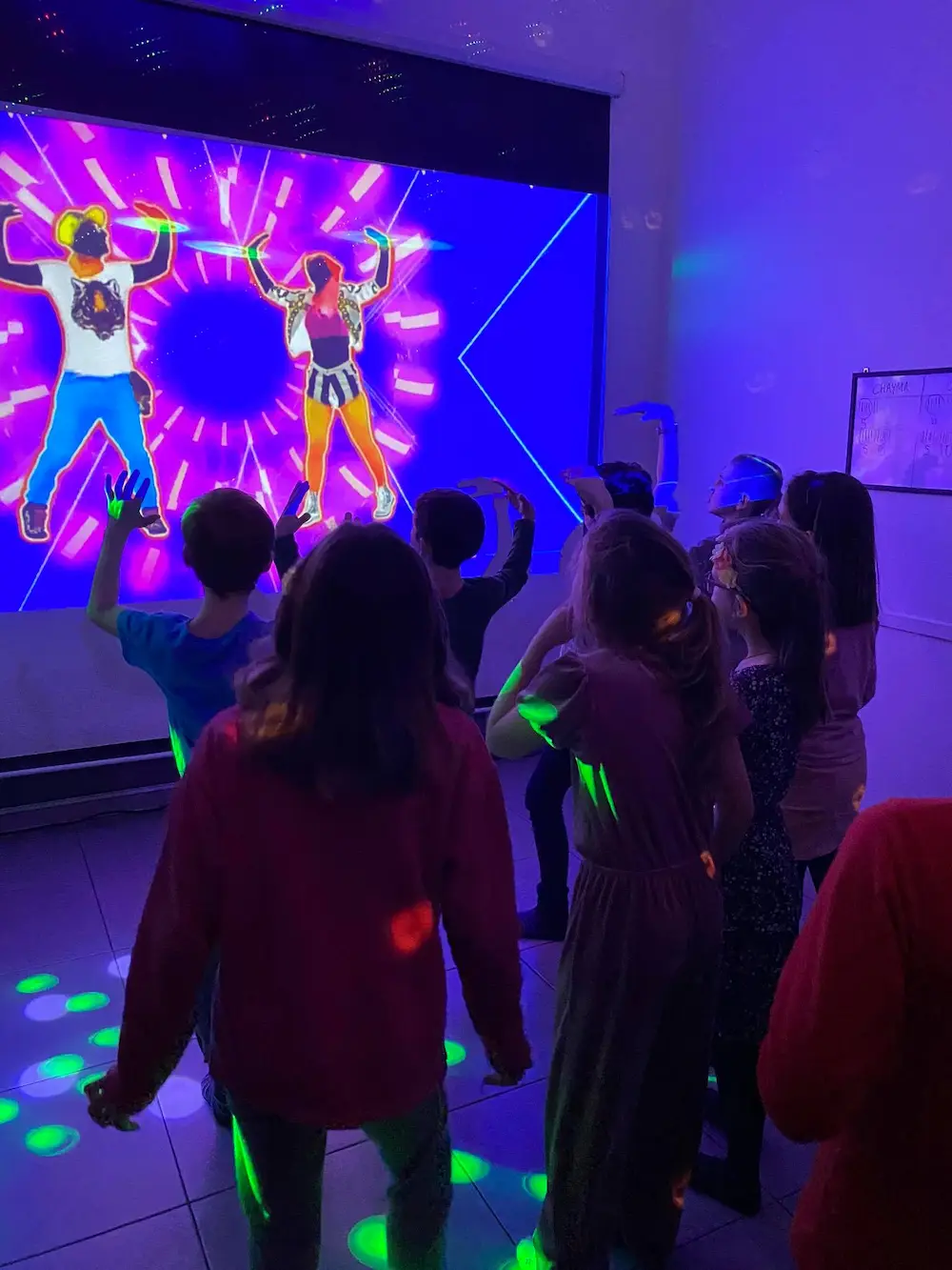 Groupe d'enfants s'amusant pendant un just Dance