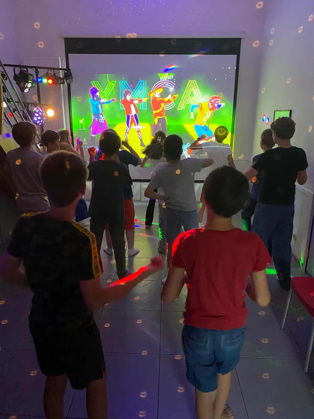 Enfants qui dansent au Just dance