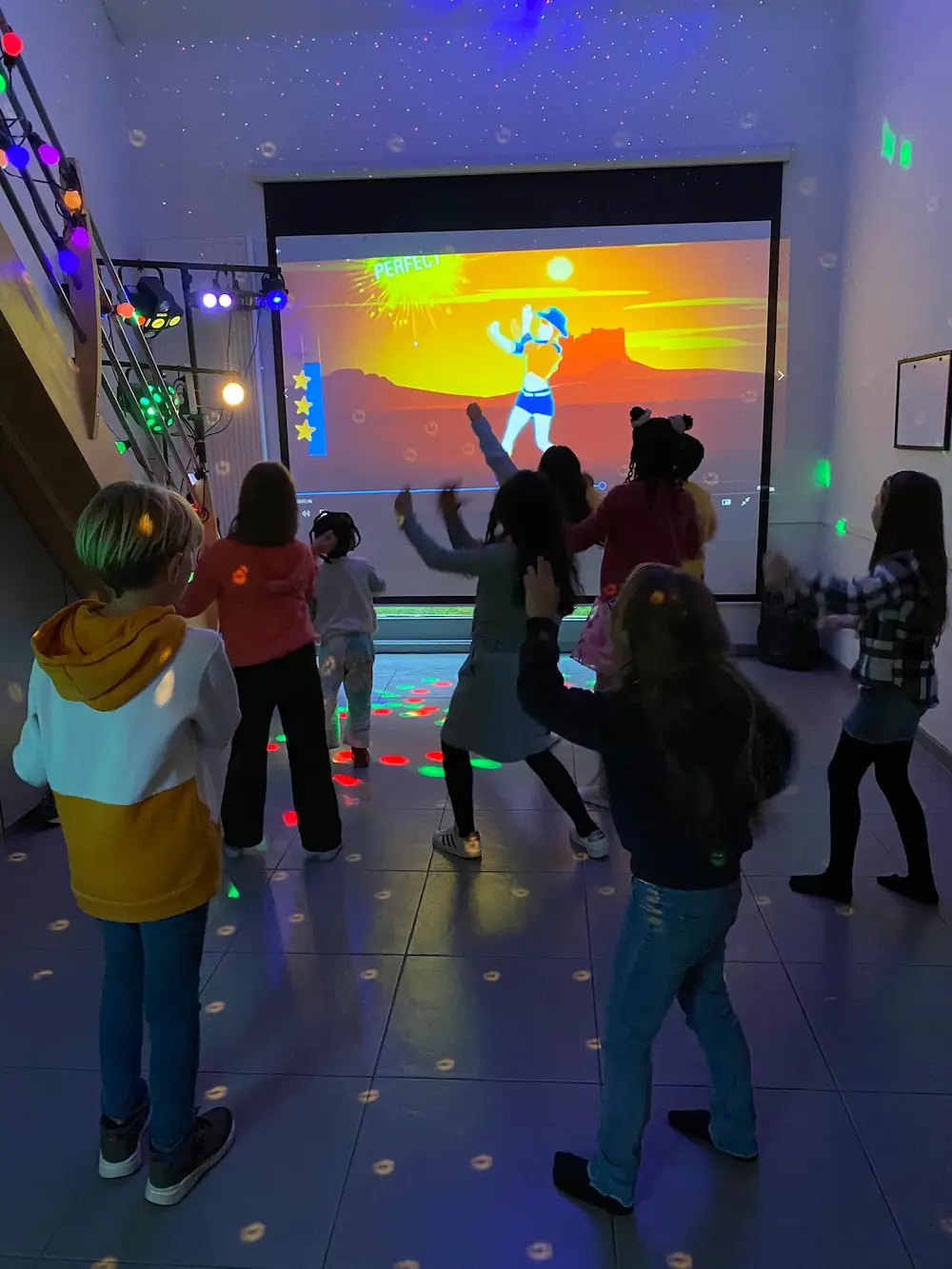 Enfants qui dansent en groupe avec justa dance