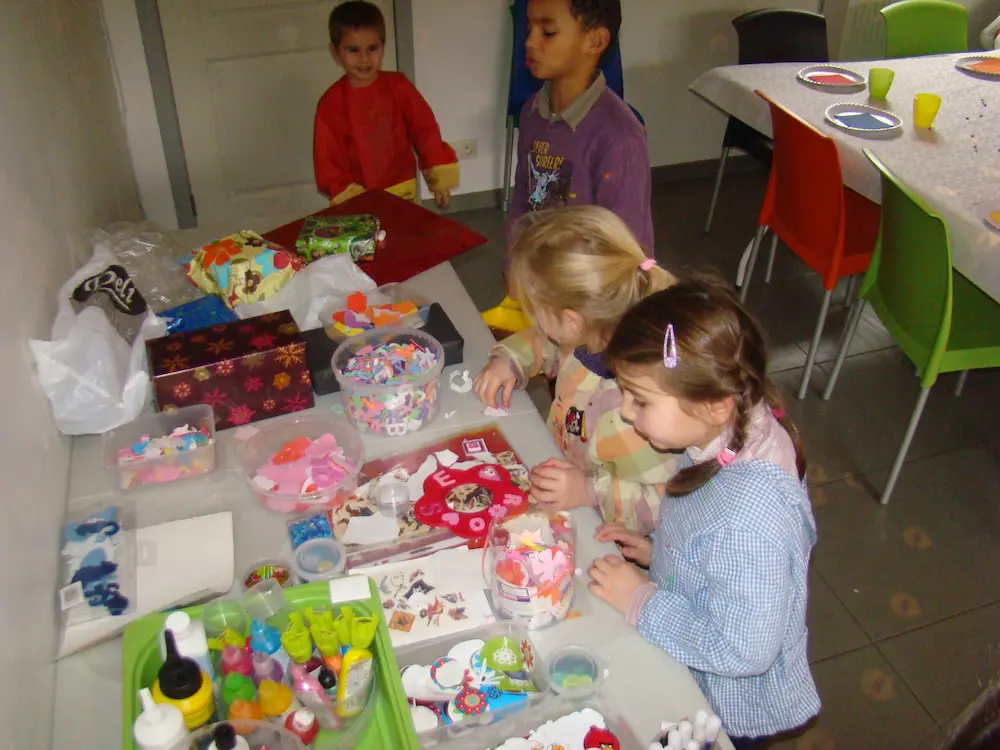 Groupe d'enfants autour d'une table pour un atelier créatif