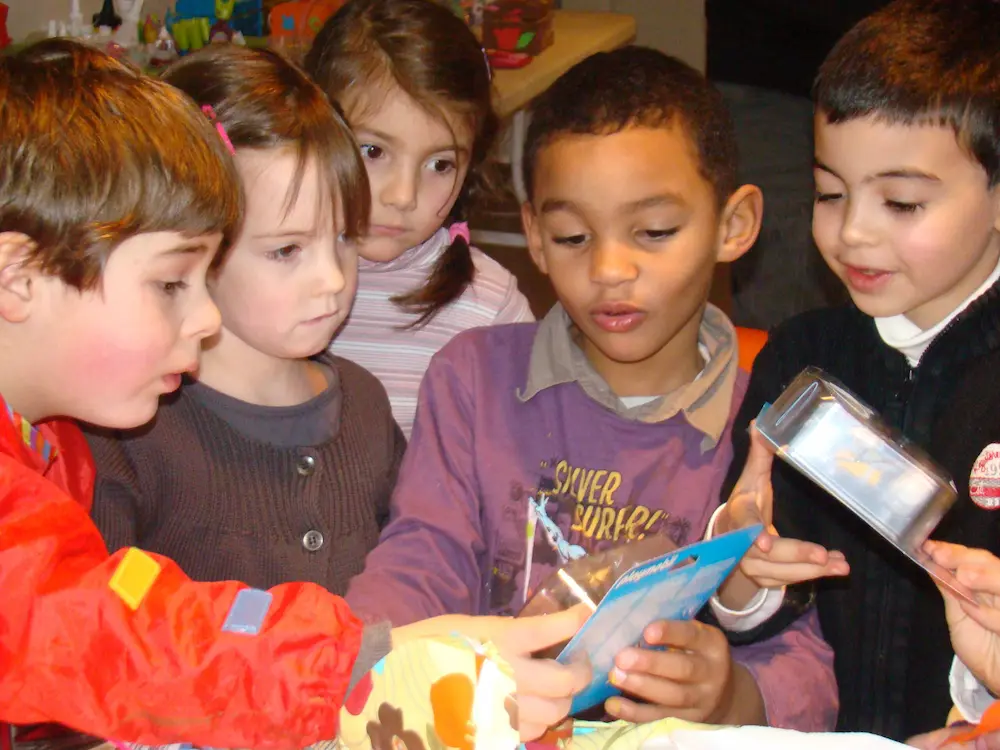 Groupe d'enfants complices et souriants pendant une animation