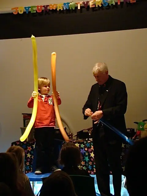 Sculpture sur ballon géante avec magicien