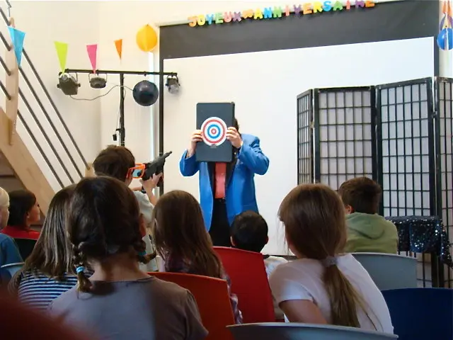 Magicien professionnel réalisant un tour de magie devant les enfants