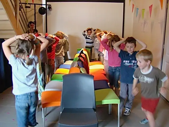 Enfants qui jouent à la chaise musicale