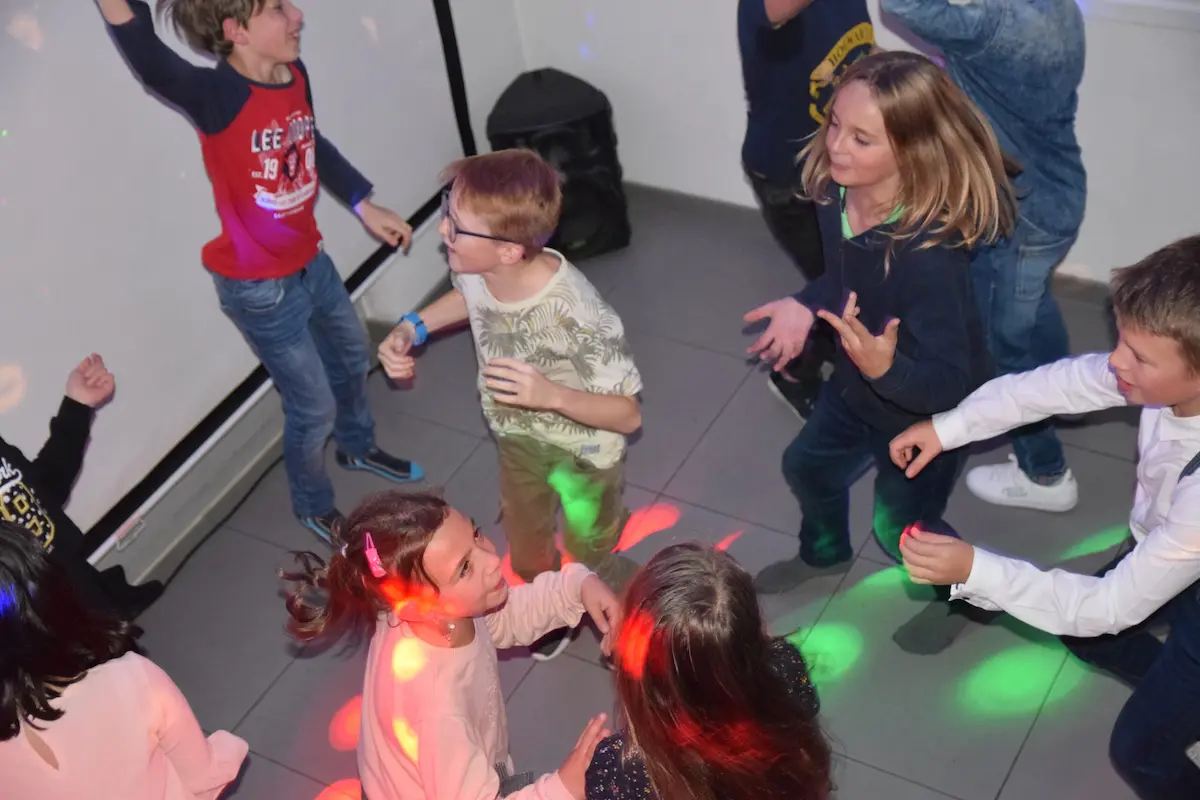 Enfants qui dansent pendant la boum d'anniversaire
