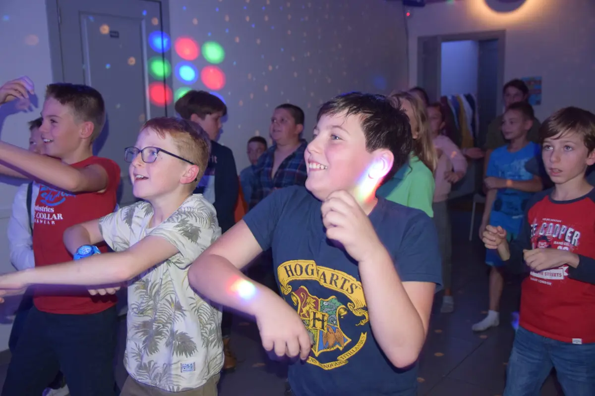 Enfants qui s'amusent au Just Dance