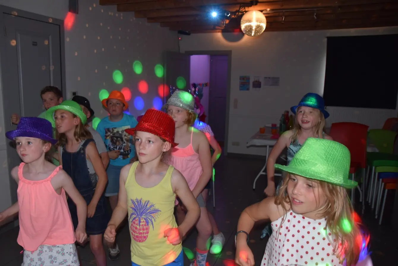 Ambiance festive d'anniversaire pour groupe d'enfants