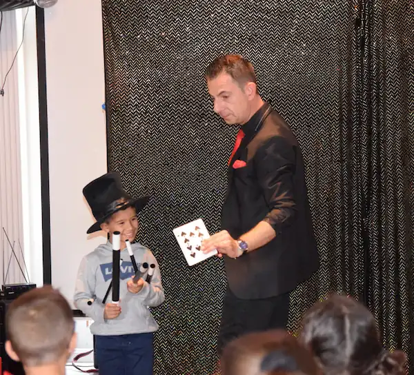 Tour de magie interactif pendant une fête d'anniversaire