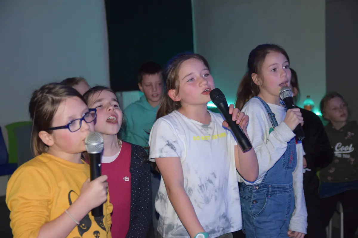 Enfants qui chantent pendant l'animation karaoké