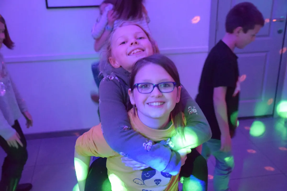 Filles avec lunettes rigolotes pour animation photo