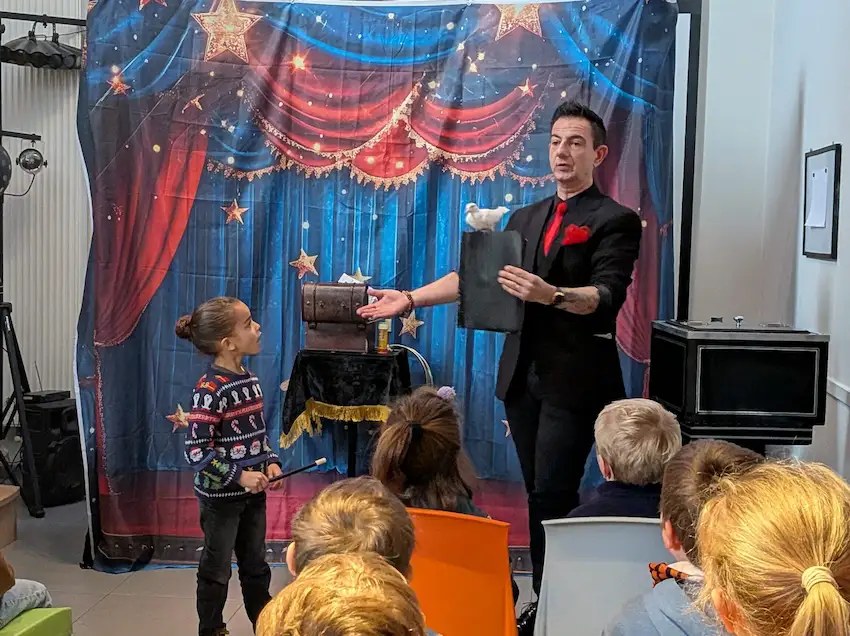 Spectacle de magie avec un magicien et des enfants pour un anniversaire Les Petits Artisans
