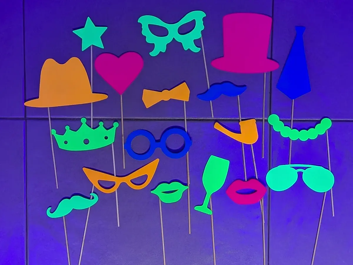 Accessoires photobooth fluorescents pour animation d'anniversaire d'enfant Les Petits Artisans