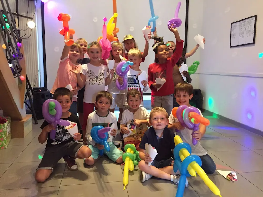 Groupe d'enfants fêtant un anniversaire ensemble