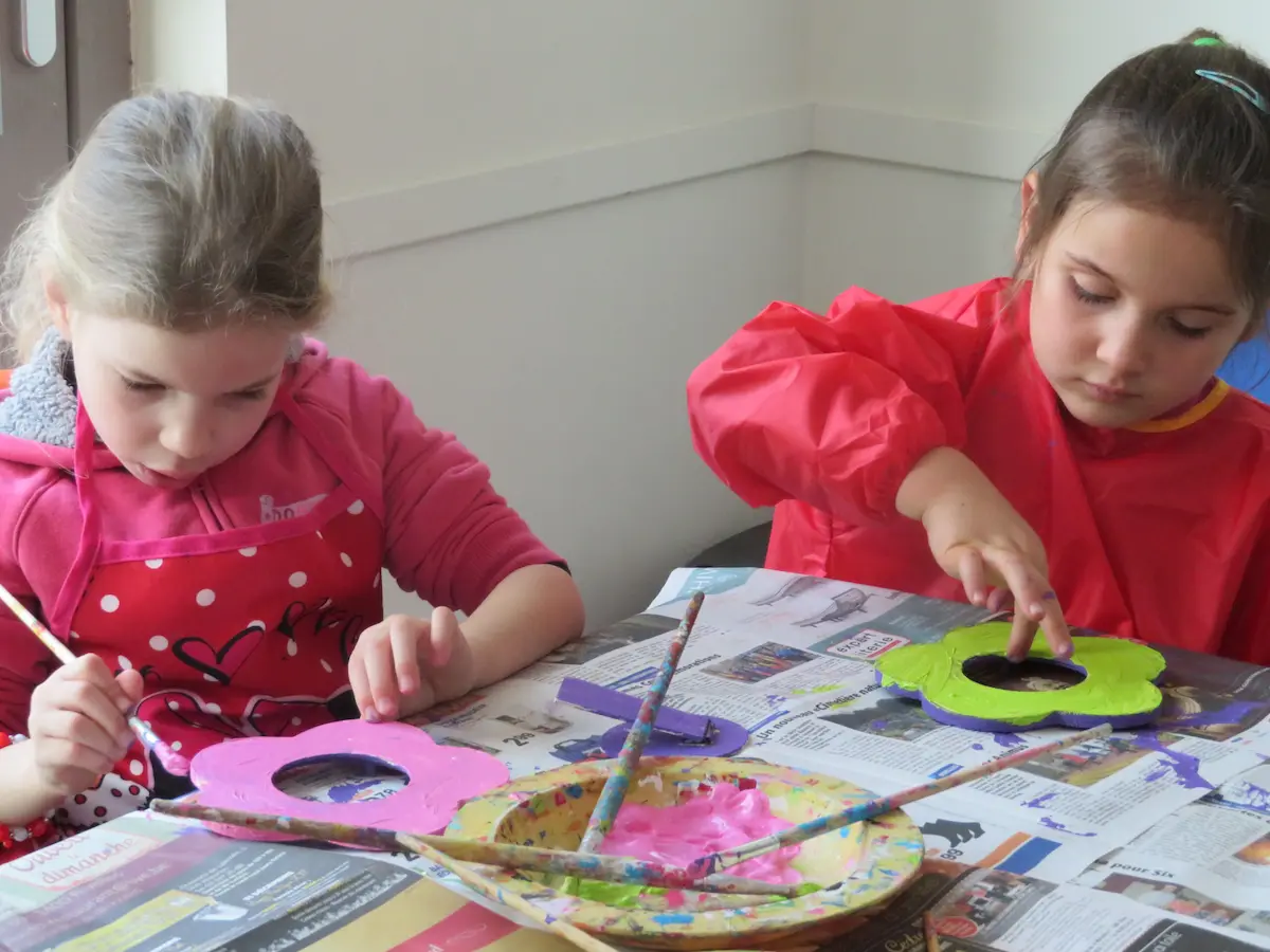 Enfant en plein atelier créatif lors d'un anniversaire