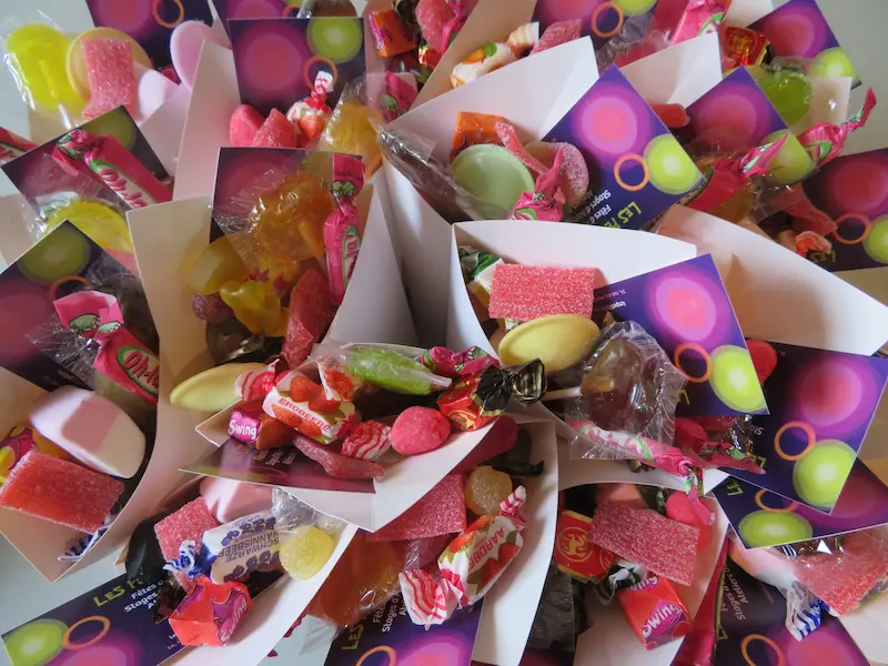 Sachets et cornets de bonbons colorés pour fête d'anniversaire d'enfants