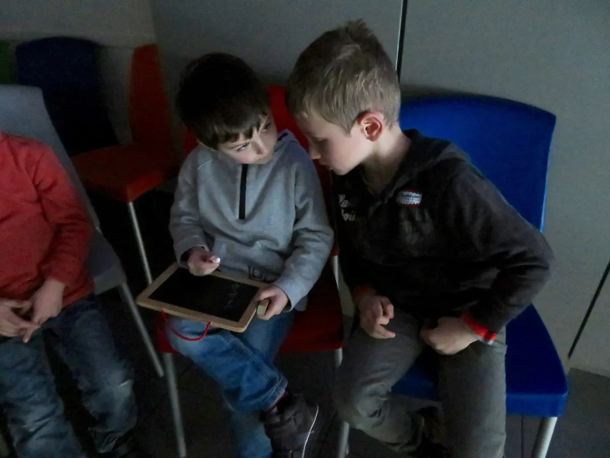 Enfants qui répondent à des questions pour le quiz cinéma