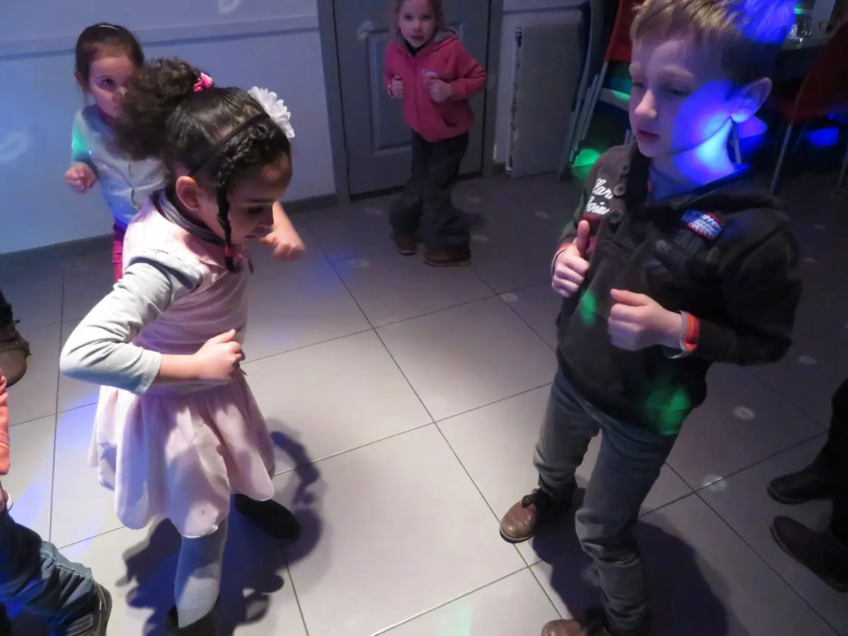 Enfants qui dansent sur de la musique