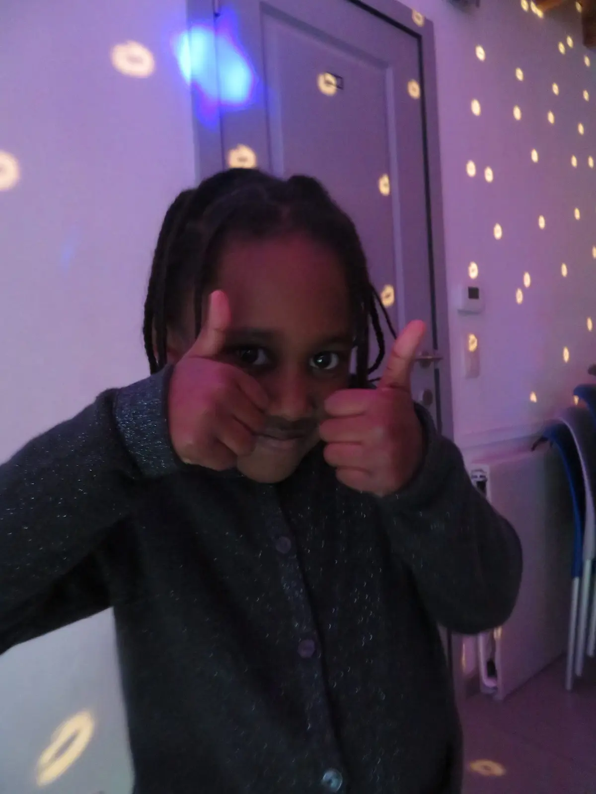 Fille contente animation danses
