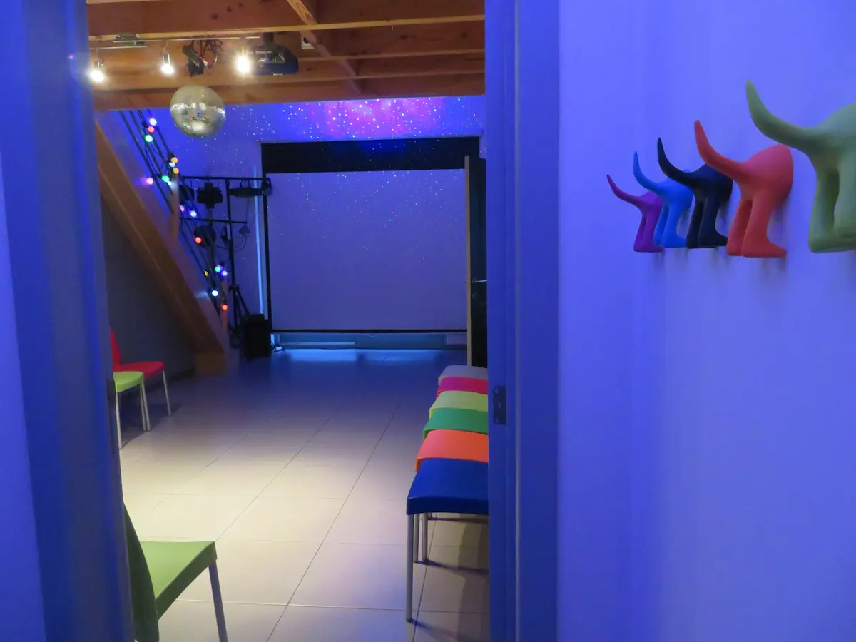 Salle d'animation avec éclairage bleu et effets visuels
