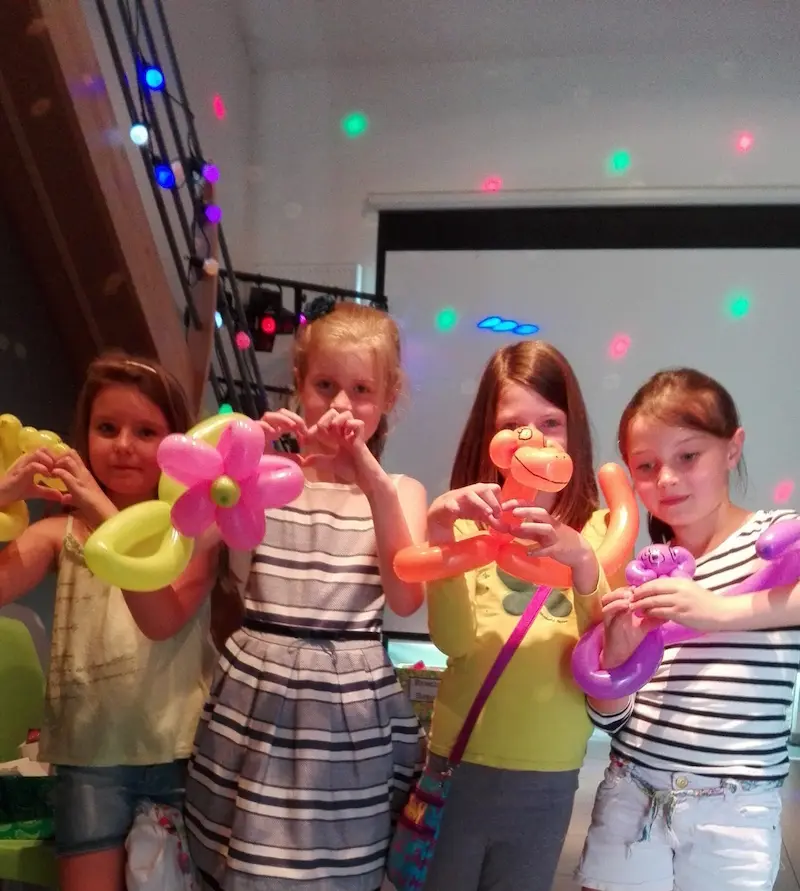 Enfants montrant leur sculpture de ballons