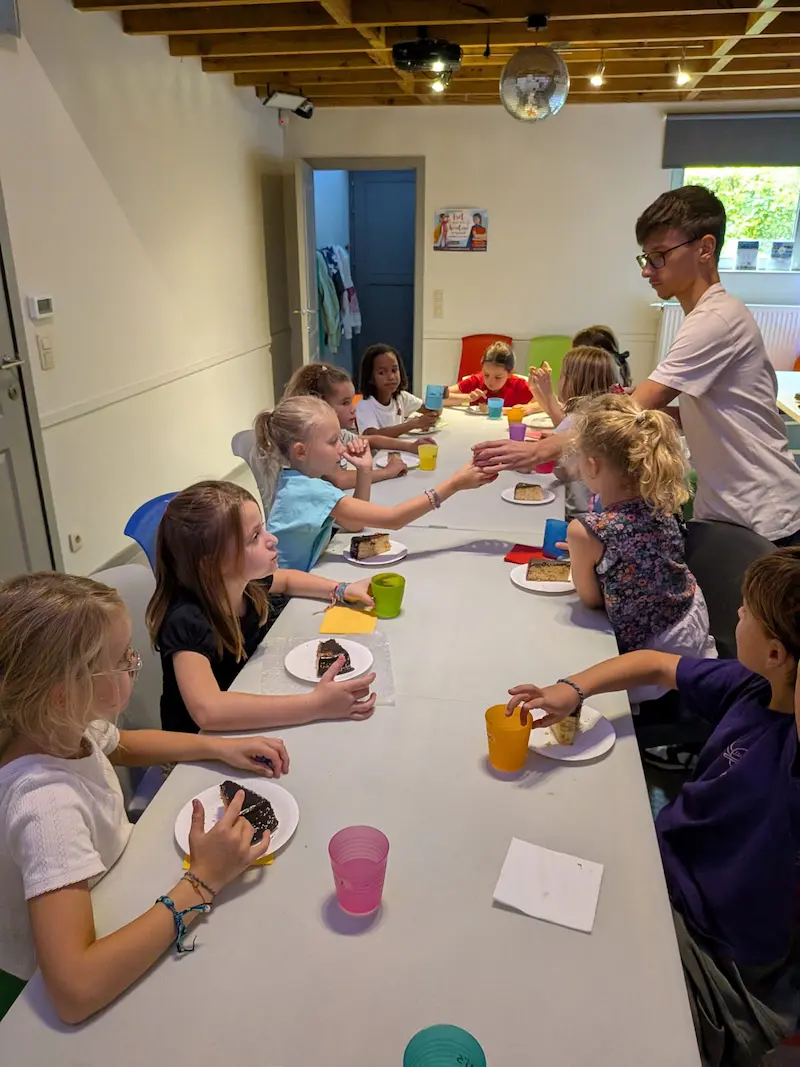 Enfants qui mangent du gâteau à un anniversaire