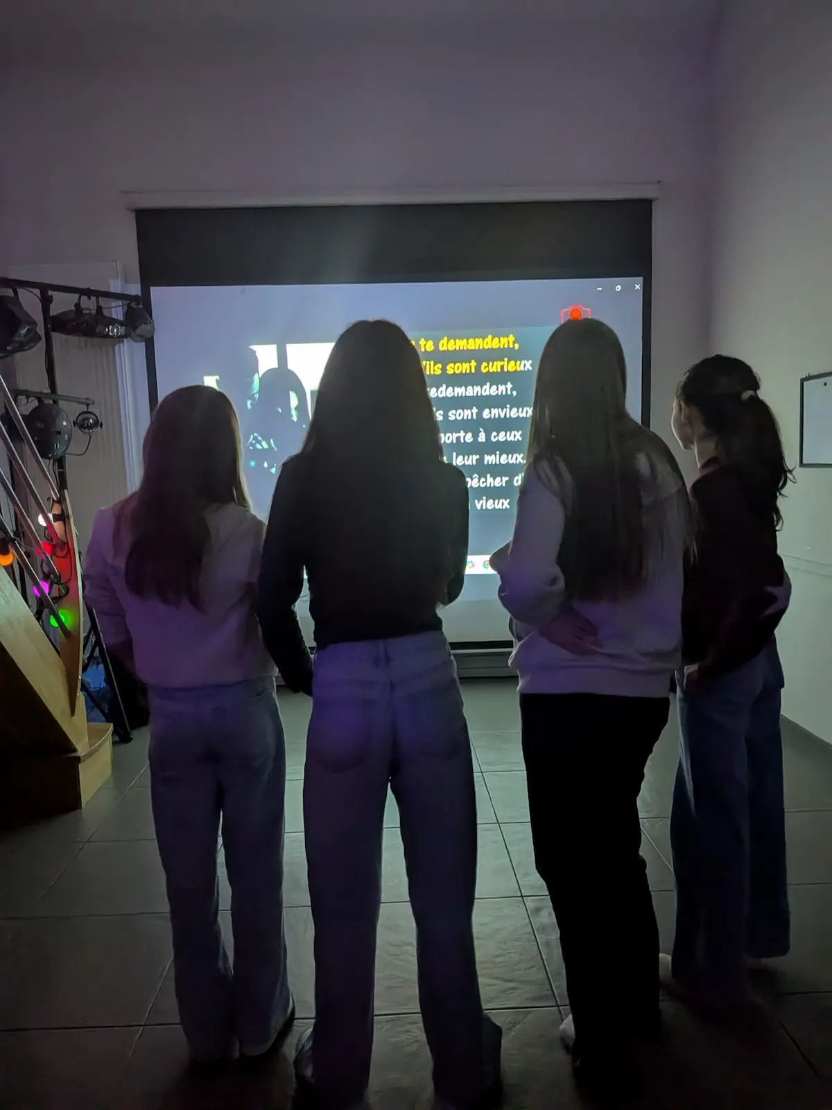 Enfants attentifs devant un texte de karaoké