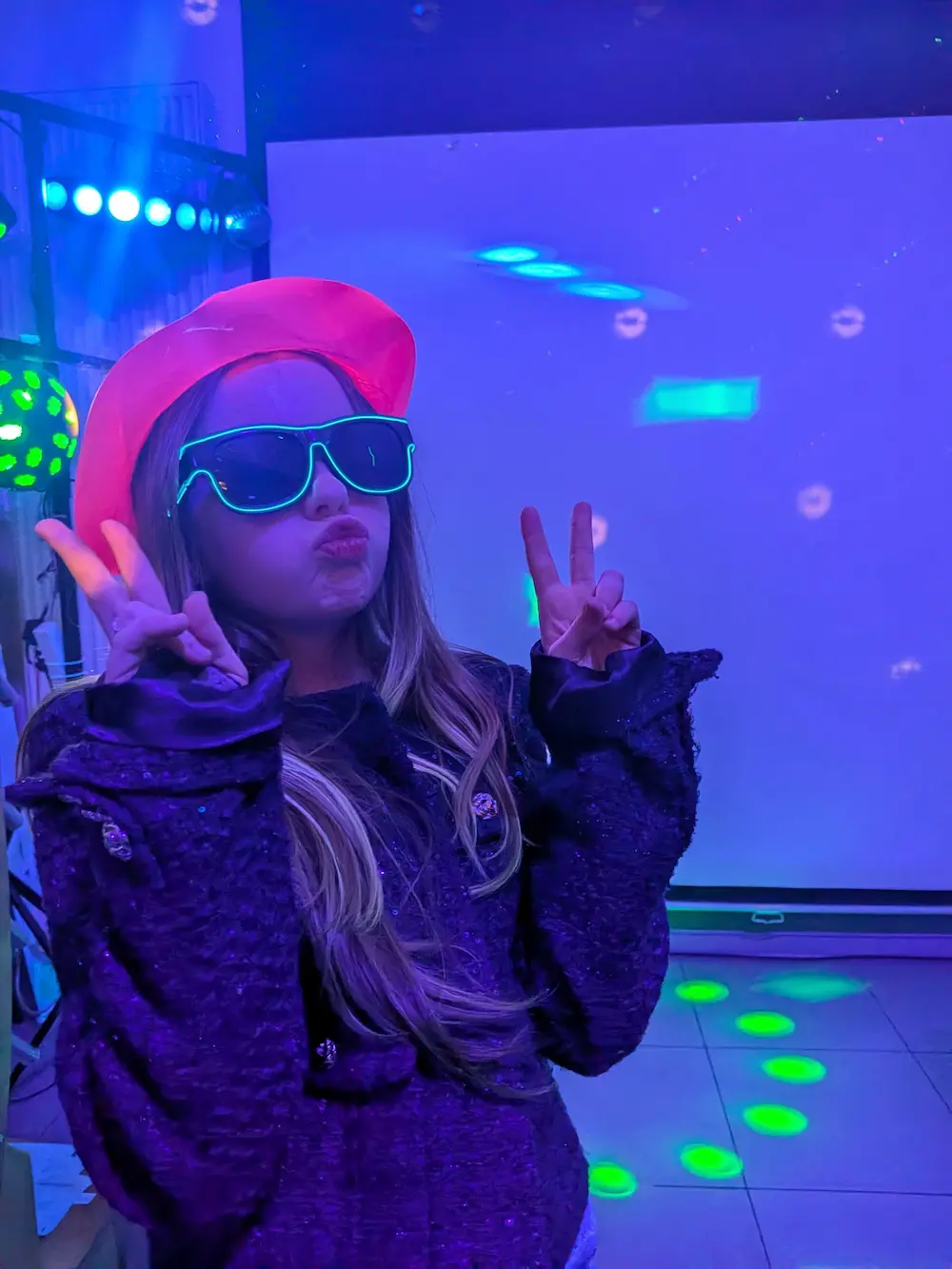 Fille déguisée avec accessoires fluo pour fête