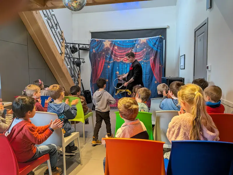 Enfants spectateurs pendant une animation de magie d'anniversaire