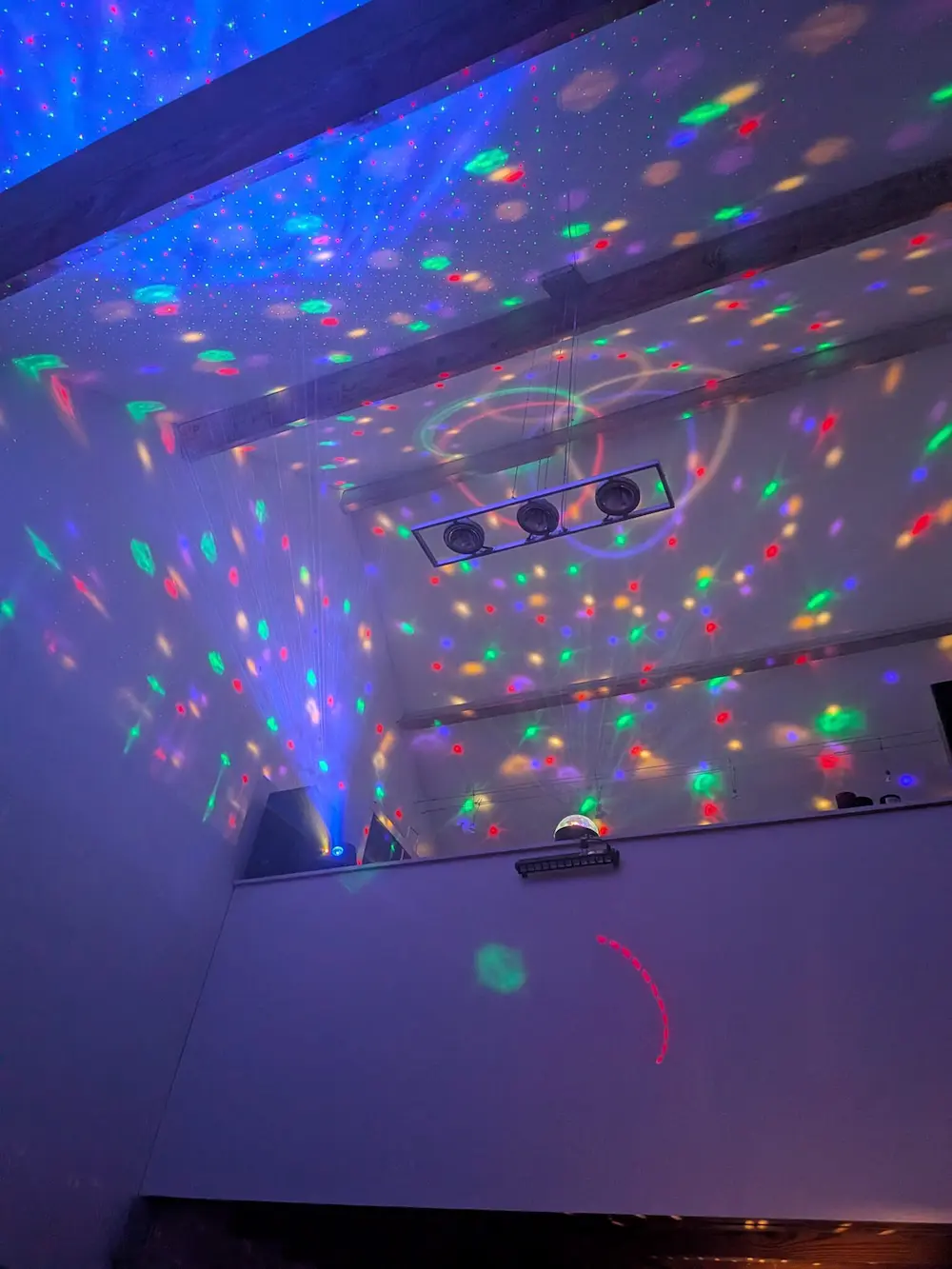 Éclairage ultraviolet au plafond pour thème fluo
