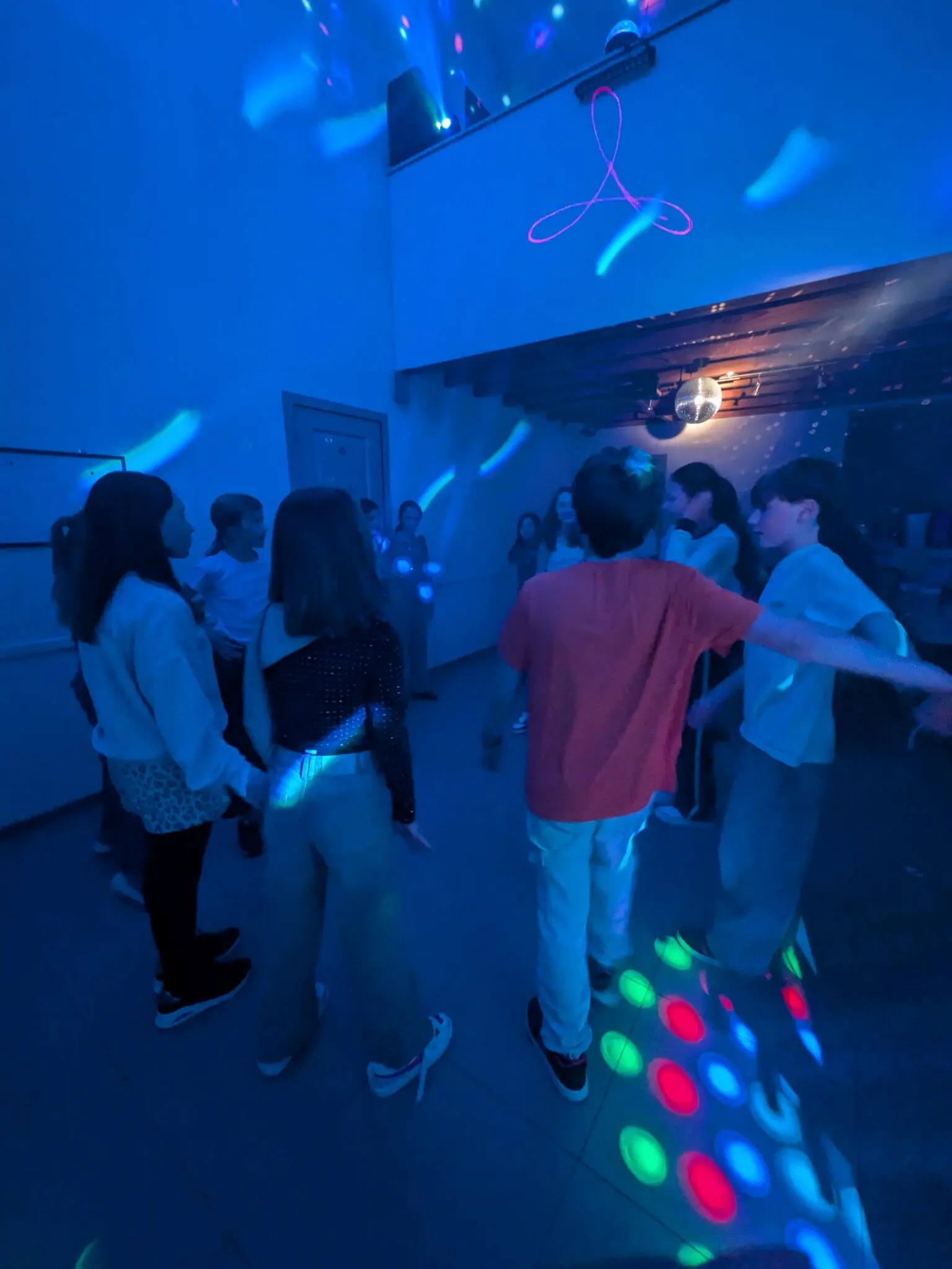 Enfants se préparant pour une battle de danse