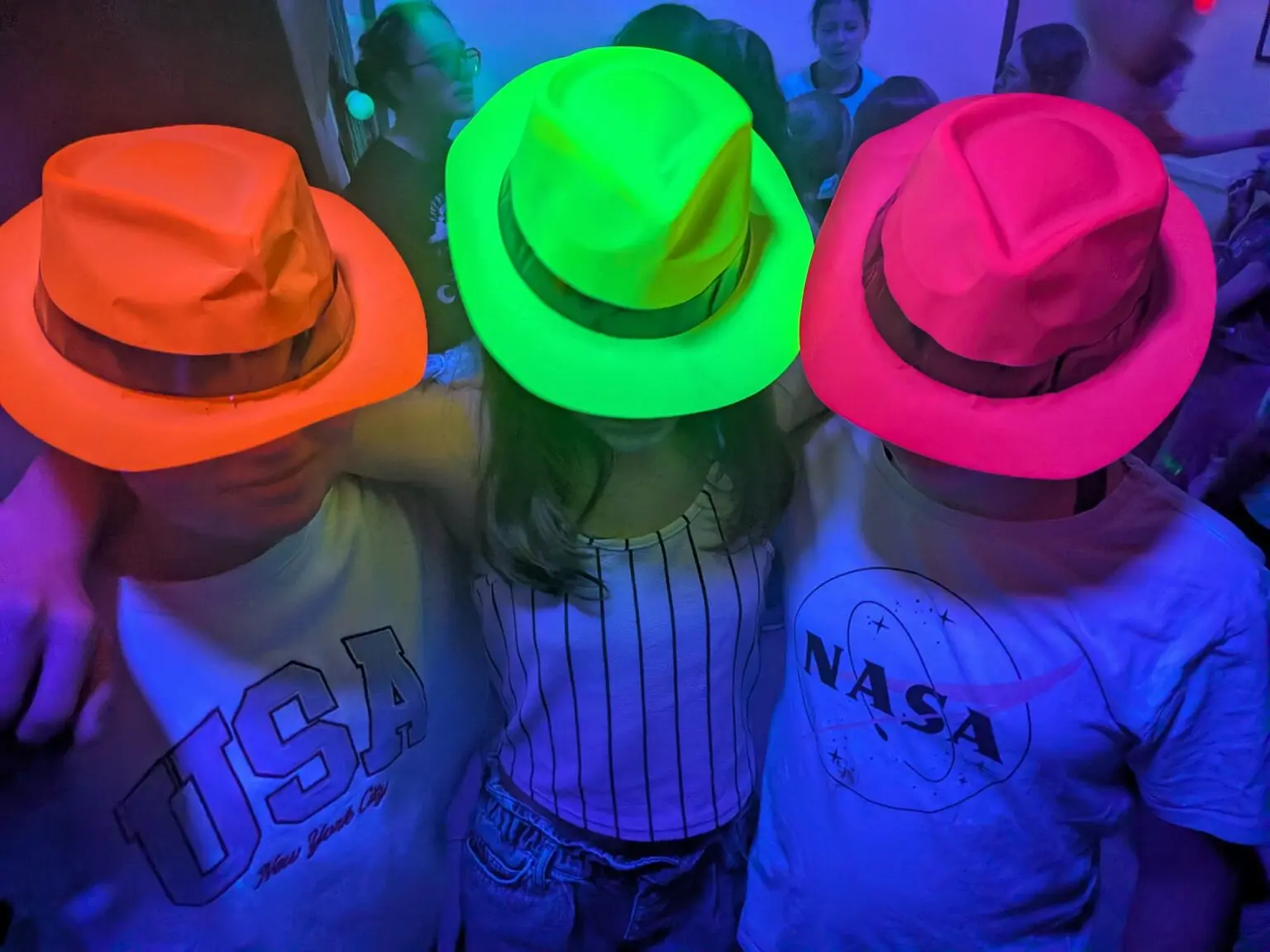 Chapeaux de fête fluo colorés pour animation anniversaire