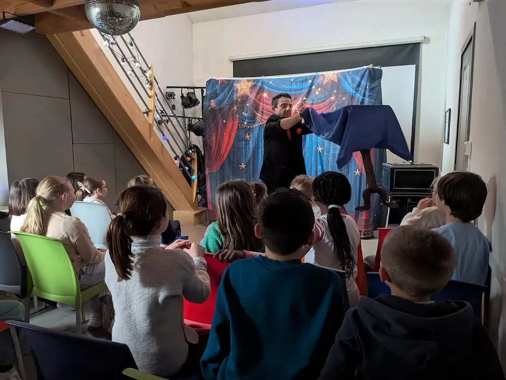 Animation interactive de magie avec table qui vole