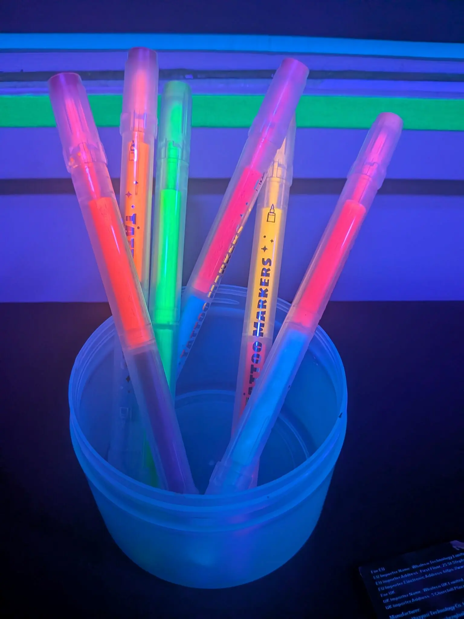 Bâtons et accessoires lumineux fluo pour anniversaire enfant