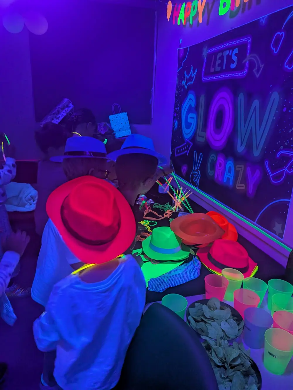Enfants qui se préparent pour un anniversaire Fluo