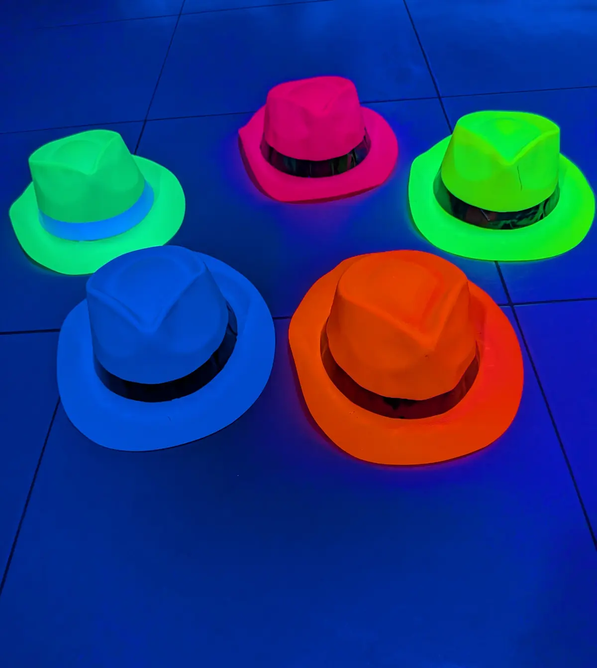 Chapeaux fluo colorés pour accessoires de soirée d'anniversaire