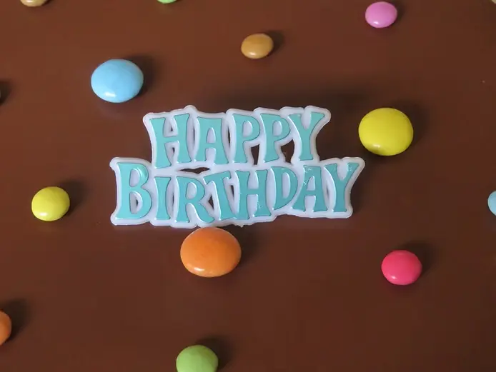 Gâteau d'anniversaire au chocolat avec inscription Happy Birthday