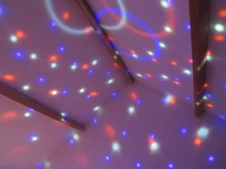 Jeux de lumières disco multicolores au plafond pour animation d'anniversaire