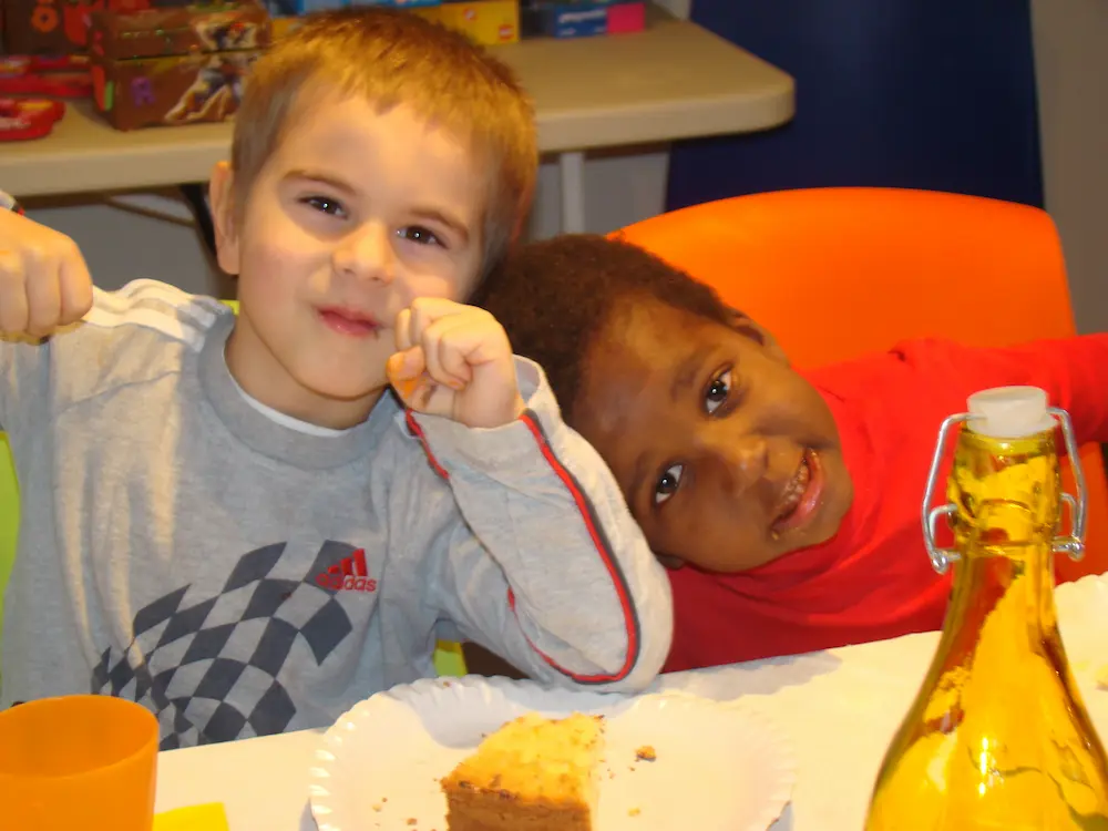 Enfants gâteau anniversaire