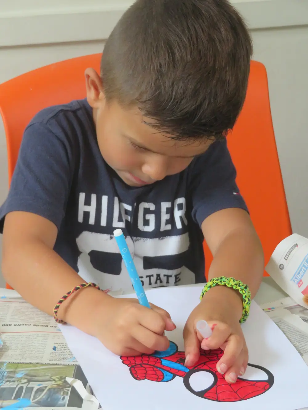 Enfants qui colorie un dessin spiderman